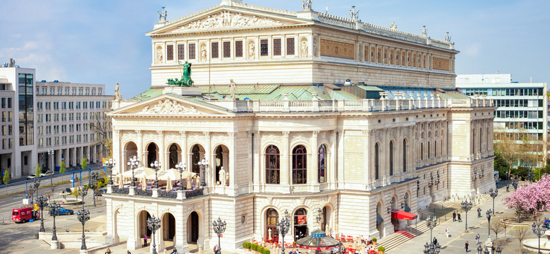 Die alte Oper in Frankfurt ist ein Wahrzeichen